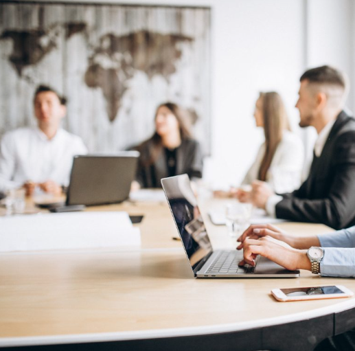 Pessoas em reunião em escritório - Veprel Ventilação Industrial