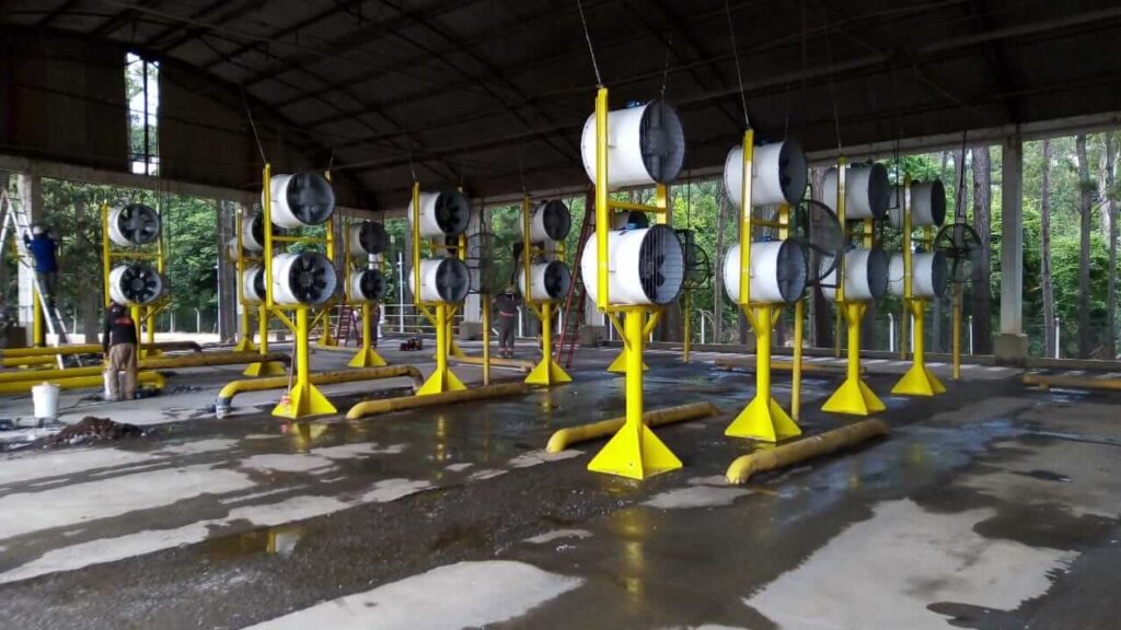 Ventilador de pedestal Veprel para ventilação eficiente e conforto térmico em ambientes industriais e comerciais